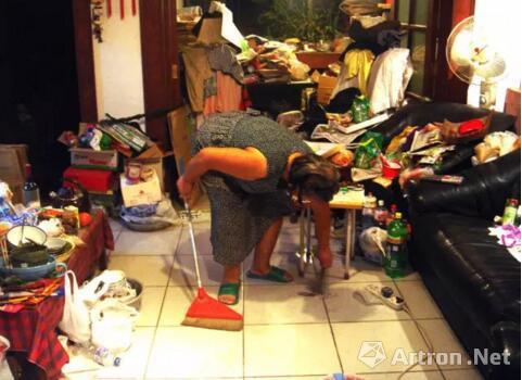 宋冬母亲在家中堆满了东西，然后一件件地收拾，一件件地整理。